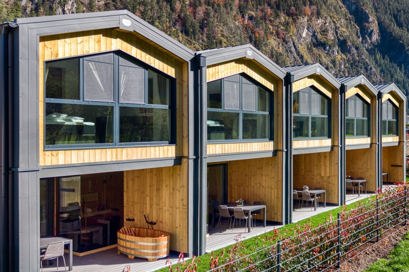 Die fünf bsundrix Tiny Houses mit Holzfassaden und privaten Terrassen